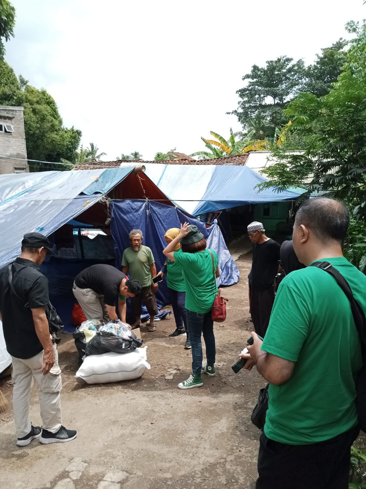 "Kamis, tanggal 15 Desember 2022, BPR TAS bersama BPR yang tergabung dalam komisariat Bandung Raya turut andil dalam membantu saudara saudara kita yang terkena musibah di Cianjur "